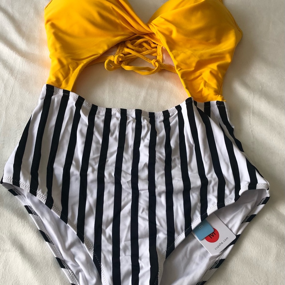 Cupshe Lace up swimsuit!! 💛